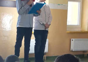 Dwaj chłopcy składają życzenia z okazji Dnia Kobiet.