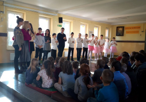 Uczniowie, którzy przygotowali apel.