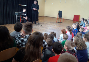 Uczniowie oglądają przedstawienie.