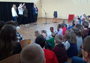 Uczniowie oglądają przedstawienie.