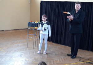 Uczniowie oglądają przedstawienie.