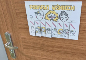 Plakat życzliwości z odrywanymi karteczkami pt.:" Podaruj uśmiech".