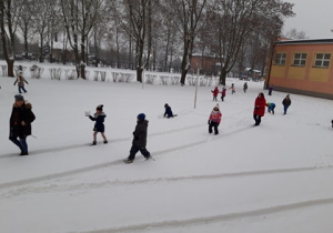 Dzieci bawiące się na śniegu.