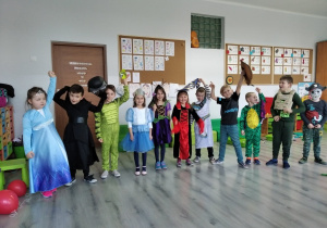 Dzieci z odziału przedszkolnego w strojach karnawałowych podczas balu.