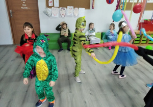 Dzieci z odziału przedszkolnego w strojach karnawałowych podczas balu.