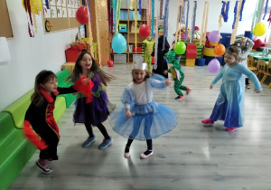 Dzieci z odziału przedszkolnego w strojach karnawałowych podczas balu.