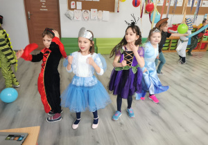 Dzieci z odziału przedszkolnego w strojach karnawałowych podczas balu.