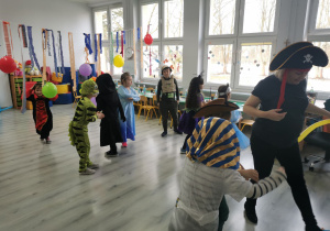 Dzieci z odziału przedszkolnego w strojach karnawałowych podczas balu.