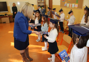 Dzieci z pierwszej klasy podczas uroczystości pasowania na ucznia.