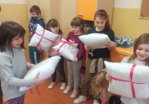 Dziewczynki z klasy pierwszej obdarowane prezentami z okazji Dnia Kobiet.