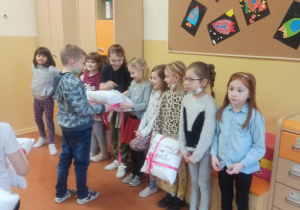 Dziewczynki z klasy pierwszej obdarowane prezentami z okazji Dnia Kobiet.
