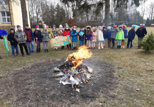 Dzieci obsewują płonącą marzannę.