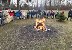 Dzieci obsewują płonącą marzannę.