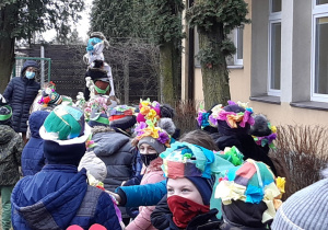 Dzieci idą w wiosennym korowodzie.