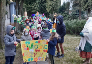 Dzieci idą w wiosennym korowodzie.