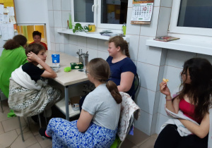 Uczniowie w kuchni