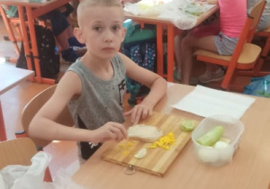 Dzieci przygotowują kanapki.