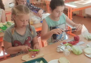 Dzieci przygotowują kanapki.