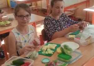 Dzieci przygotowują kanapki.
