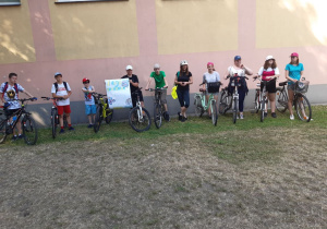 Dzieci podczas rajdu rowerowego.