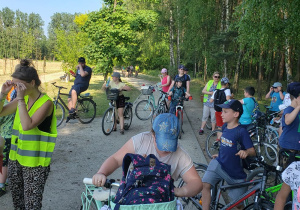 Dzieci podczas rajdu rowerowego.