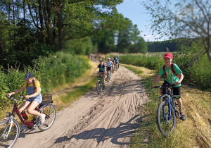 Dzieci podczas rajdu rowerowego.