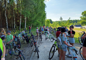 Dzieci podczas rajdu rowerowego.