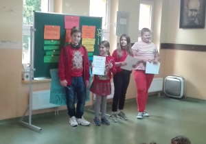 Czworo uczniów nagrodzonych tytułem "Kolega na Medal"