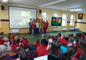 Uczniowie klasy czwartej prezentują hasło przeciw przemocy.