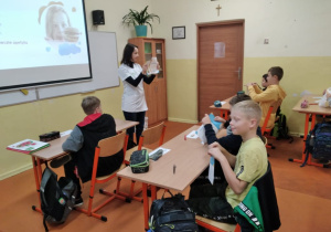 Pani dietetyk tłumaczy uczniom zasady wypełniania ankiety.