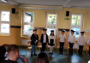 Uczniowie klasy pierwszej słuchają przemówienia koleżanek z samorządu szkolnego.