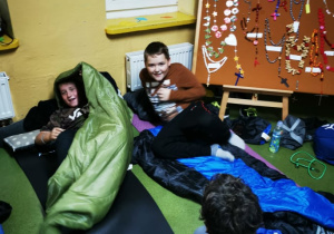 Uczniowie na materacach podczas nocowania w szkole.