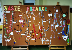 Ekspozycja różańców wykonanych przez uczniów biorących udział w konkursie różańcowym.