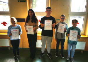 Uczniowie, którzy otrzymali miano kolegi na medal podczas szkolnego dnia bez przemocy.