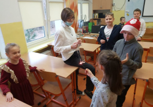 Grupka uczniów trzyma zimne ognie. Inni się przyglądają.