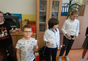 Chłopiec pokazuje zimne ognie.