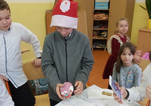 Uczeń dekoruje pierniki.