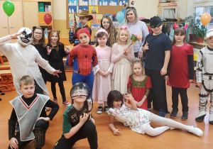 Grupa uczniów z klasy drugiej pozuje do zdjęcia w strojach karnawałowych.