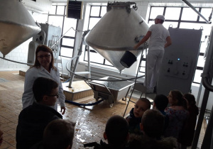 Dzieci obserwują etap produkcji masła.