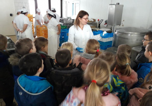 Dzieci obserwują etap produkcji twarogu.