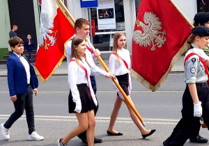Poczet sztandarowy prezentuje sztandar szkoły maszerując uroczyście podczas obchodów święta 3 Maja.