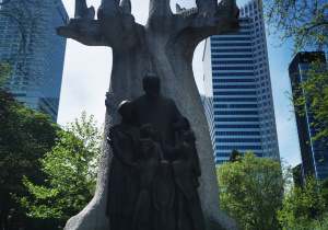 Zdjęcie pomnika Janusza Korczaka wraz z dziećmi.