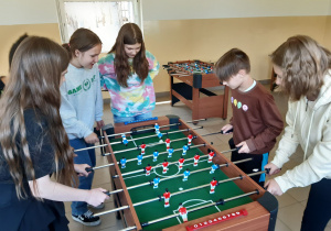 Uczniowie grają w piłkarzyki.