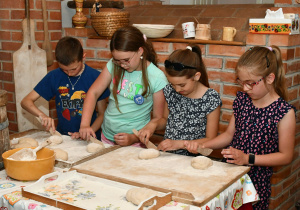 Uczniowie podczas warsztatów wypiekania chleba.