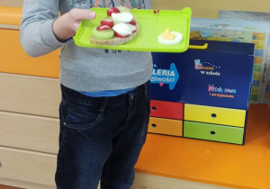Uczeń prezentuje wykonaną przez siebie kanapkę.