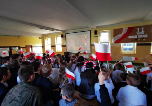 Uczniowie szkoły podczas wspólnego śpiewania pieśni patriotycznych.