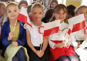 Grupa dziewczynek z Polski na widowni z koleżanką z Ukrainy.