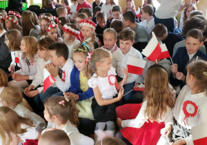 Uczniowie szkoły zgromadzeni na widowni podczas uroczystego apelu.