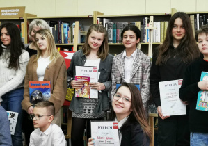 Uczennice z klasy szóstej wraz z innymi laureatami konkursu.