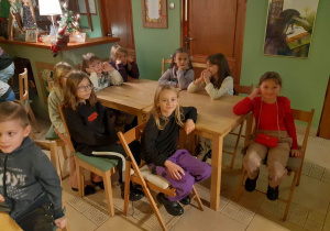Uczniowie przy stolikach w Baśniowej Kawiarence.